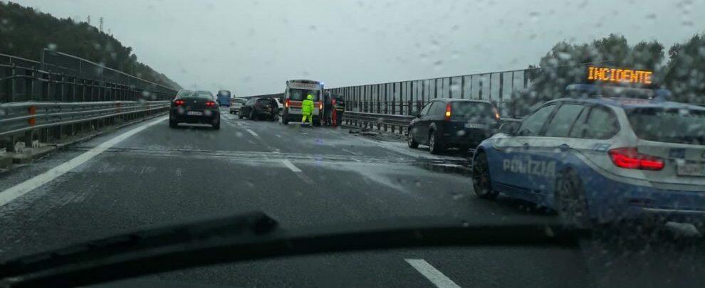 Ghiaccio sull’asfalto, tamponamento in autostrada