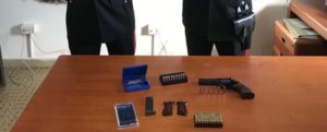 Getta marsupio con pistola e cartucce, in manette un pregiudicato item-thumbnail
