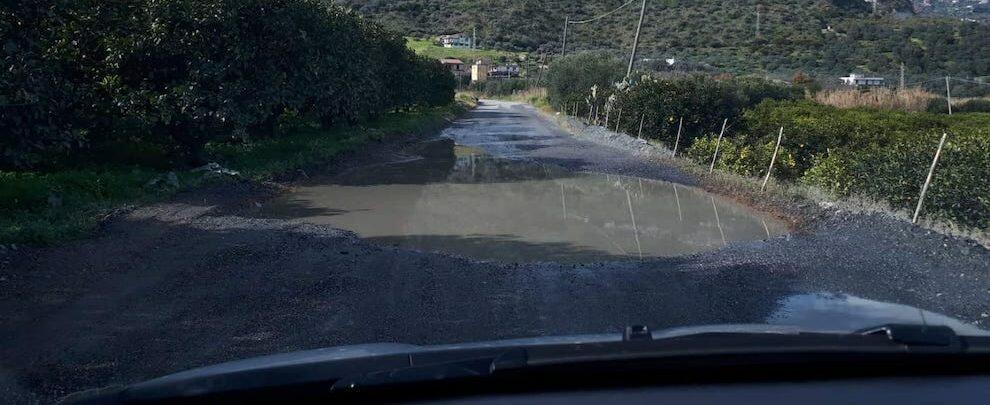 Lettrice segnala: “La strada di Carrubara mette a rischio la vita di ogni conducente”