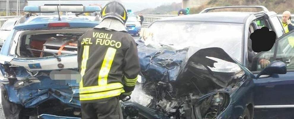 Auto travolge pattuglia sulla A2, traffico interrotto