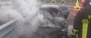 Auto in fiamme sulla S.S. 106, intervengono i vigili del fuoco item-thumbnail