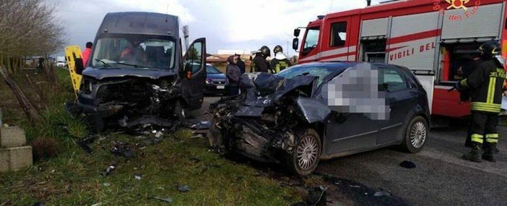 Terribile scontro tra auto e minibus, un morto