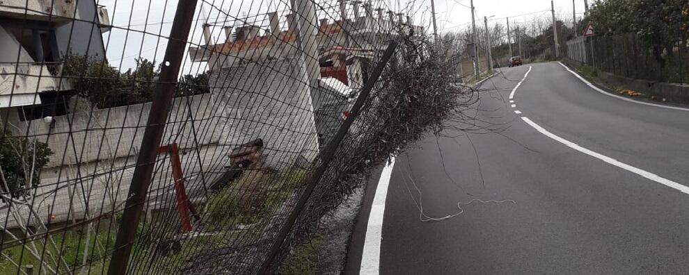 Pericolo sulla strada che dalla ss 106 porta a Focà