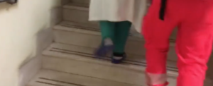 Pazienti ancora trasportati a braccia per le scale. L’ospedale di Locri è sempre più Terzo mondo item-thumbnail