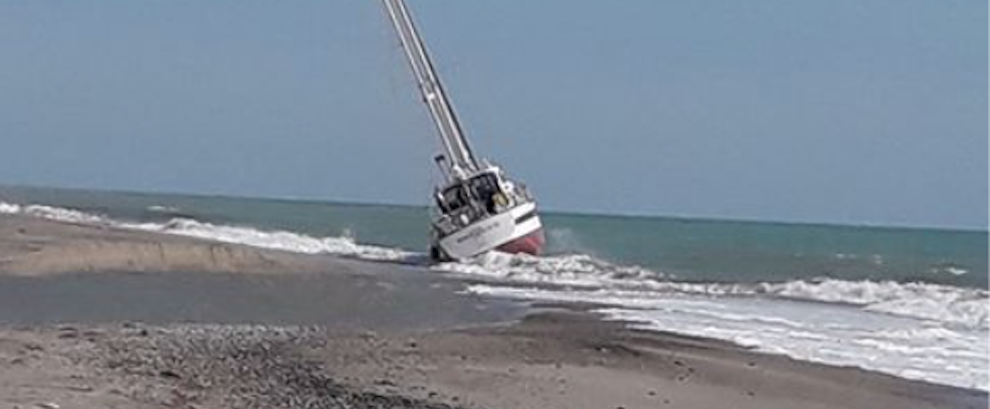 Imbarcazione arenata sulla spiaggia di Caulonia Marina