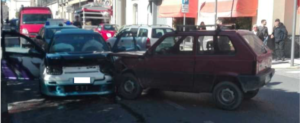 Schianto tra due auto a Roccella Jonica item-thumbnail
