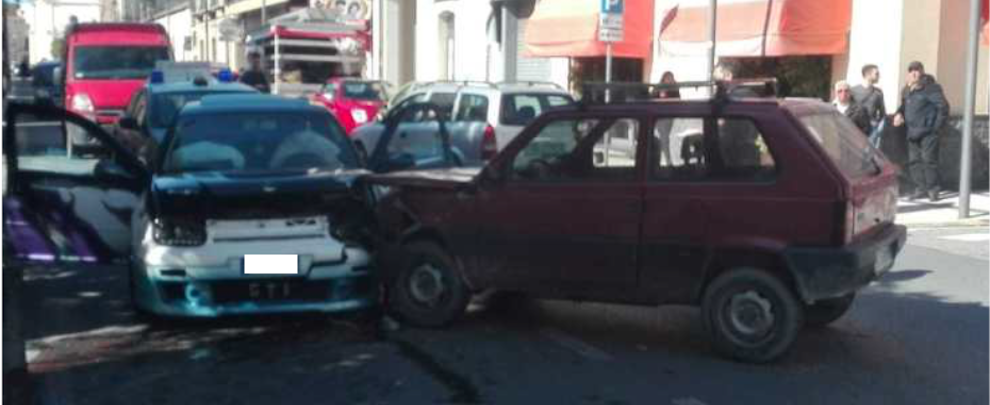 Schianto tra due auto a Roccella Jonica