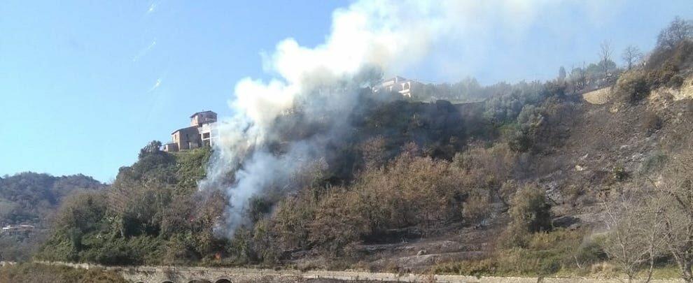 Pericoloso incendio tra Gioiosa Ionica e Grotteria