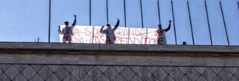 Militanti del comitato”Prendo Casa” salgono sul tetto del comune di Cosenza