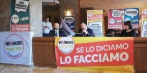 “Bugiardi”, “state coi fascisti”, “siete morti”: urla e rivolta contro i deputati M5S item-thumbnail