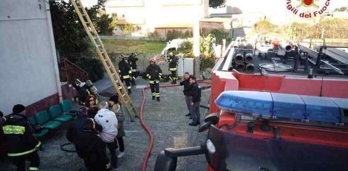 Incendio in casa di riposo. Tratti in salvo gli anziani, due intossicati dal fumo