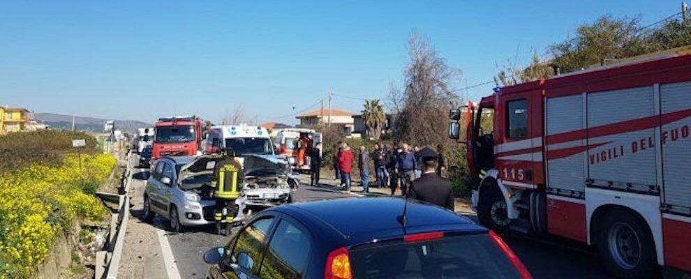 Incidente stradale sulla S.S. 106: tre auto coinvolte e alcuni feriti