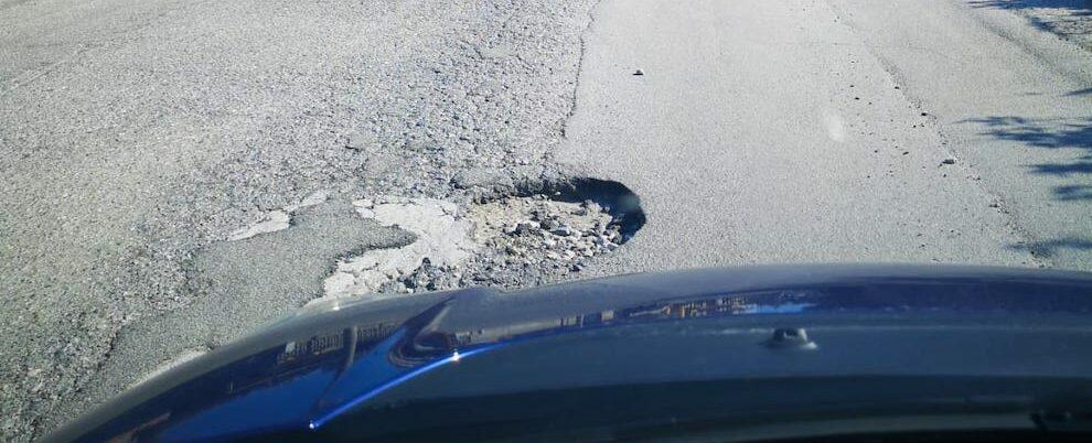 Caulonia tra buche e manto stradale sconnesso – fotogallery