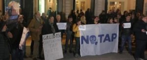 Beppe Grillo contestato a Lecce: attivisti bruciano bandiere del M5s item-thumbnail