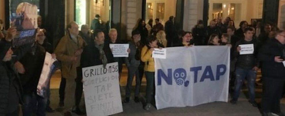 Beppe Grillo contestato a Lecce: attivisti bruciano bandiere del M5s