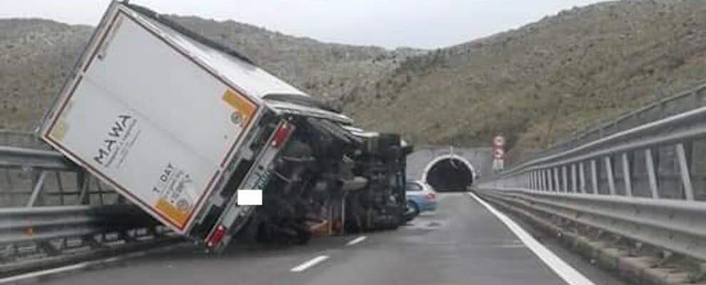 Forte vento in Calabria: alberi caduti e mezzi ribaltati sull’autostrada A2