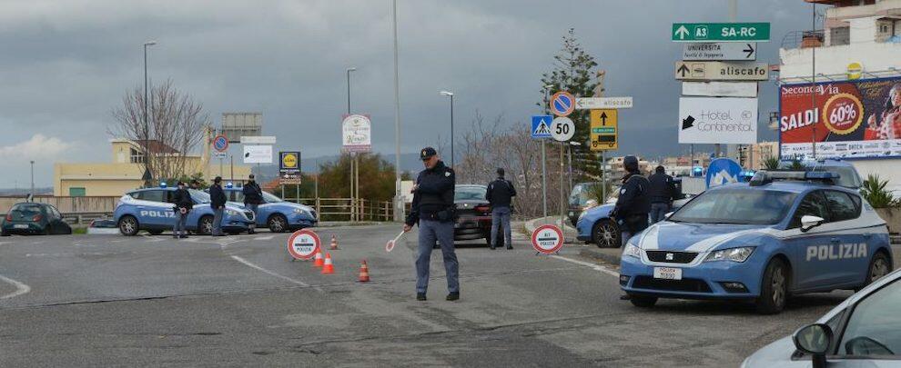 Picchia un poliziotto del commissariato di Siderno, arrestato