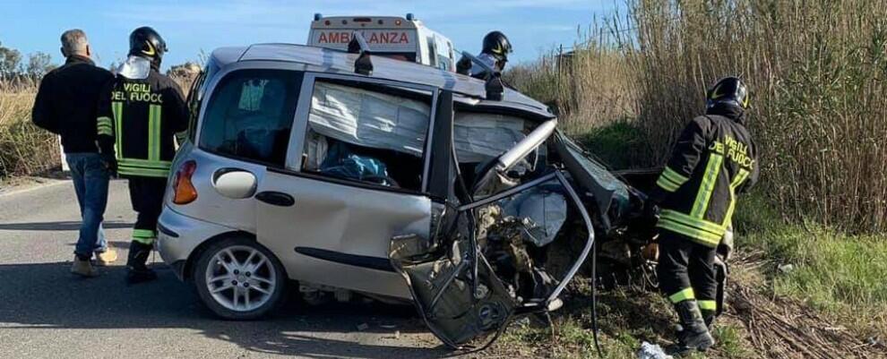 Terrificante incidente lungo la S.S. 106, un ferito grave