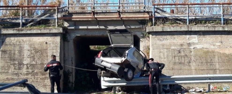 Tragico incidente nel reggino, giovane si schianta contro il guard rail. Muore durante il trasporto in ospedale