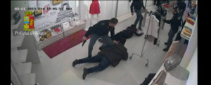 Sequestro di persona e tentato omicidio all’interno di un negozio in centro. Arrestato un pluripregiudicato item-thumbnail