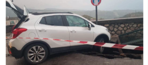 Caulonia: frana il manto stradale in piazza Bellavista, auto rimane incastrata item-thumbnail