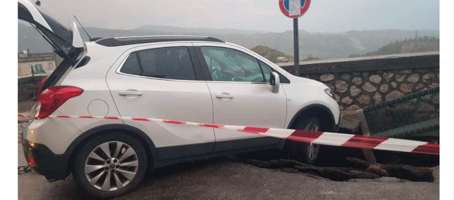 Caulonia: frana il manto stradale in piazza Bellavista, auto rimane incastrata