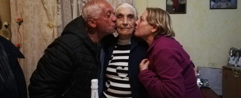 Foto del giorno: i 93 anni di nonna Vittoria