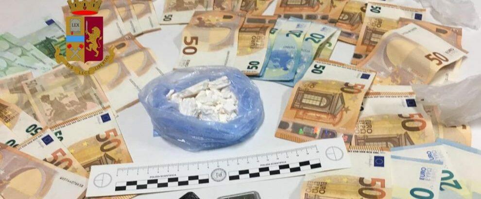 Buttano droga dal balcone dell’abitazione, coppia in manette