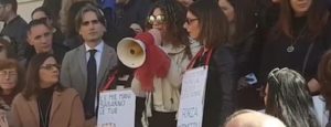Dà fuoco a ex moglie, catena umana di solidarietà a Reggio Calabria item-thumbnail