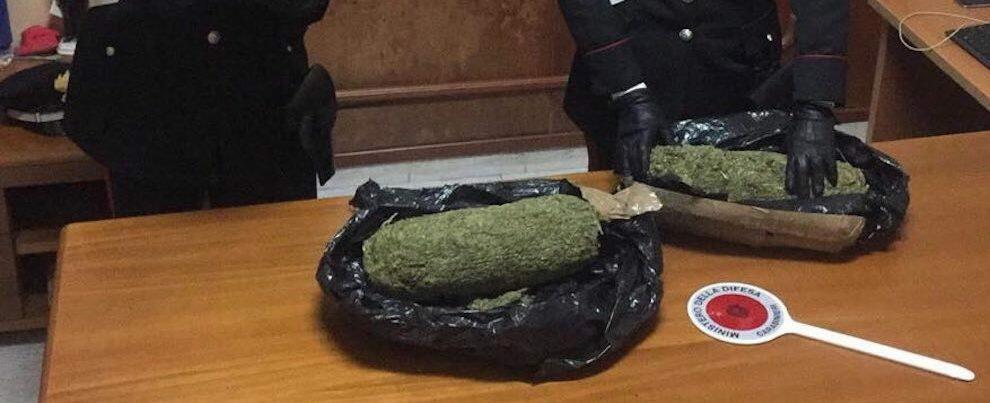 Due kg e mezzo di marijuana rinvenuta nel bagagliaio di un’auto, due fratelli in manette