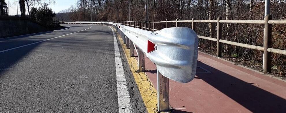 Auto impatta contro il guardrail allo svincolo, e rimane in bilico