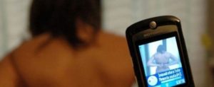 Foto e video della moglie nuda inviati agli amici, lei lo scopre e lo denuncia item-thumbnail