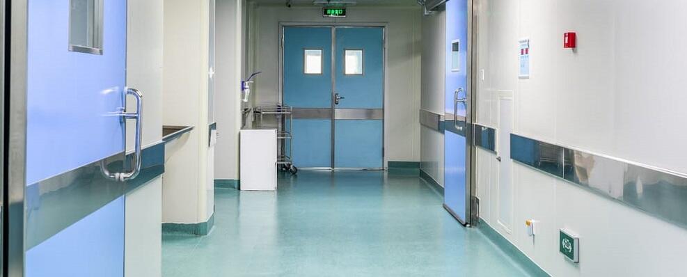 Stanco dell’attesa in ospedale distrugge una parete in cartongesso, arrestato