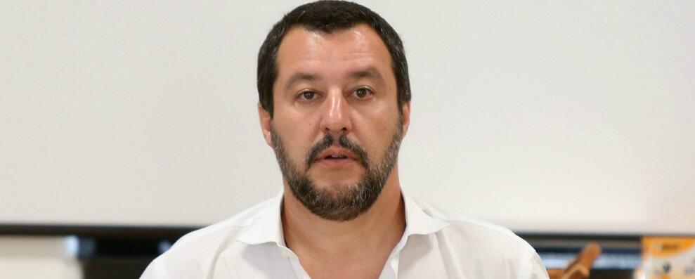 Basilicata, Salvini contestato per 20 minuti: “Fascista, bugiardo!”. E lui provoca: “Non vi sento, basta canne”