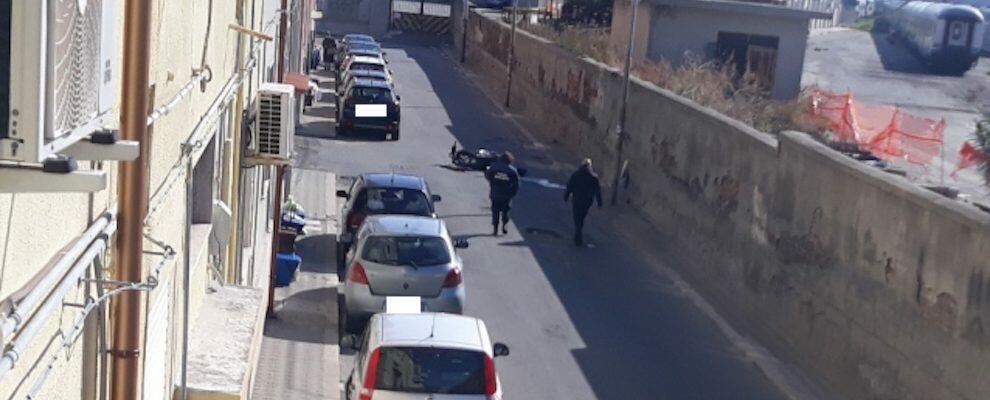 Grave incidente stradale a Reggio Calabria, motorino finisce in una buca: ragazzo trasportato d’urgenza in ospedale