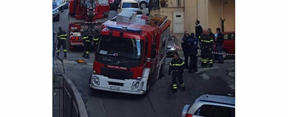 Camion dei Vigili del Fuoco sprofonda in una voragine: chiesto l’intervento di (altri) pompieri per soccorrerlo