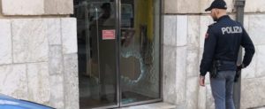 Danneggia vetrine dei negozi in centro città e cerca di impossessarsi dell’incasso, in manette un pregiudicato item-thumbnail