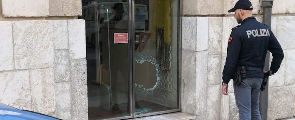 Danneggia vetrine dei negozi in centro città e cerca di impossessarsi dell’incasso, in manette un pregiudicato