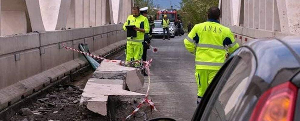 Camion urta contro un ponte sulla S.S. 106 a Badolato, crolla una trave. Traffico interrotto