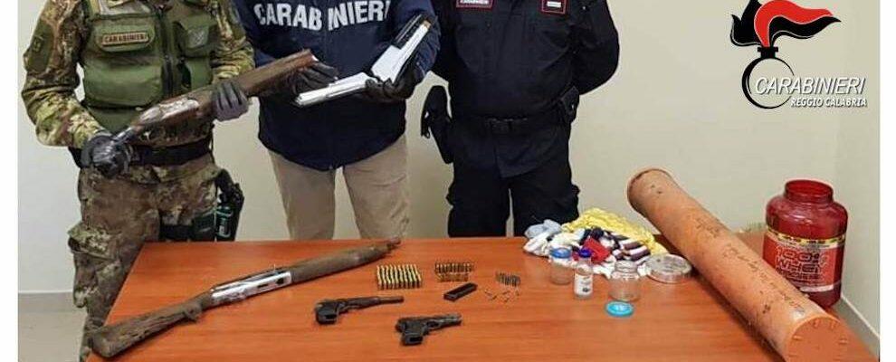 Sorpreso in casa con armi e munizioni, un arresto nella Locride