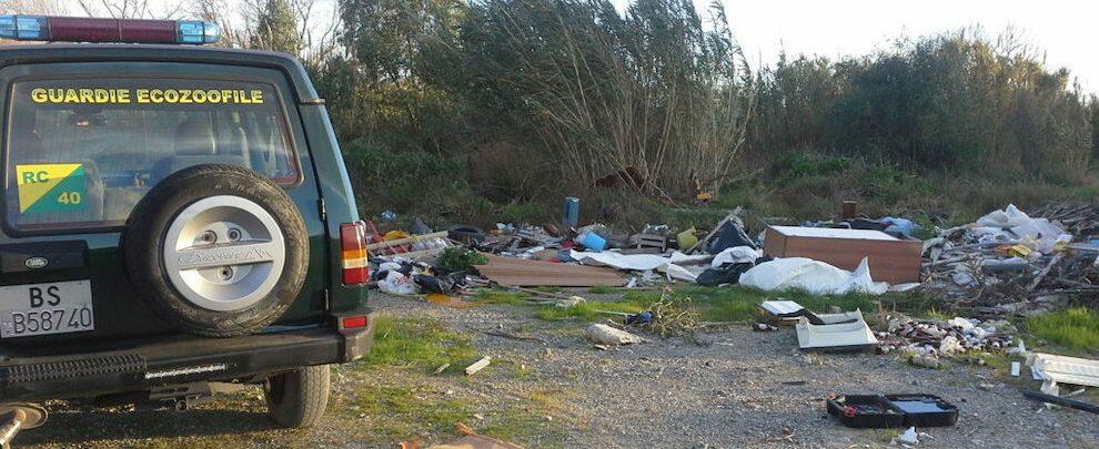 Caulonia, scoperta discarica abusiva sul letto della fiumara Precariti