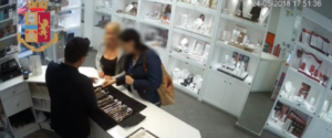 Furti in gioiellerie: due ladre seriali ed il loro autista incastrati grazie ai social item-thumbnail