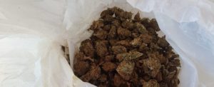 Calci e pugni ai poliziotti dopo essere stato trovato in possesso di droga item-thumbnail