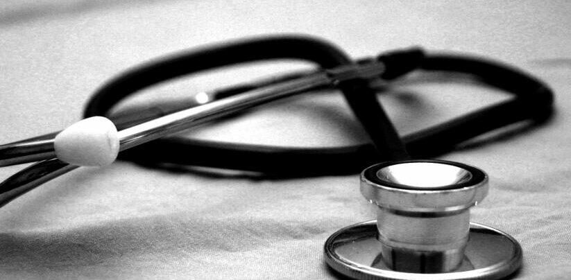 Il medico di famiglia non gli prescrive abbastanza giorni di malattia e lui lo picchia