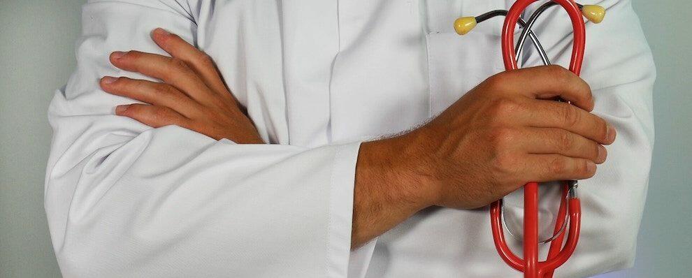 “Curava” pazienti con pratiche non riconosciute dalla scienza medica: arrestato ginecologo a Catanzaro