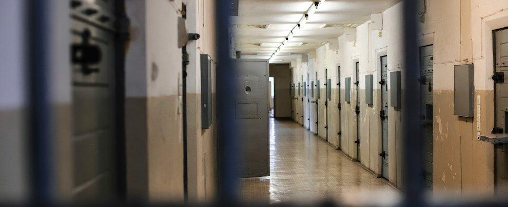 Fornivano droga e cellulari ai detenuti: 38 indagati a Catanzaro