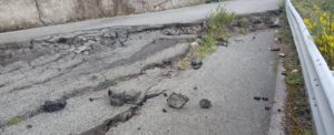 Segnalazione, cede il manto stradale a Campoli di Caulonia item-thumbnail