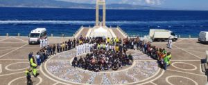 Centinaia di studenti in azione per liberare le spiagge di Reggio Calabria dalla plastica item-thumbnail
