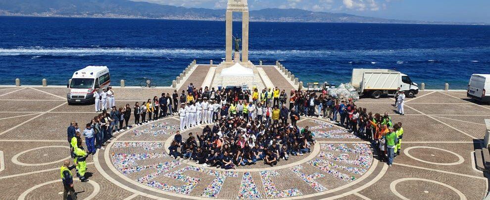 Centinaia di studenti in azione per liberare le spiagge di Reggio Calabria dalla plastica