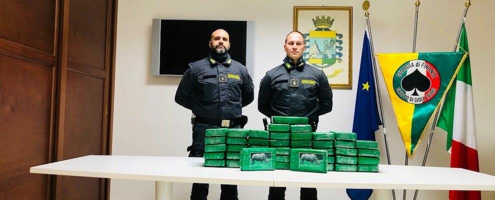 Cocaina all’interno di un carico di frutta esotica, maxi sequestro dei finanzieri al porto di Gioia Tauro